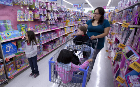 Eine Konsumentin kauft bei Walmart ein. Künftig gibts auch Versicherungen für sie.