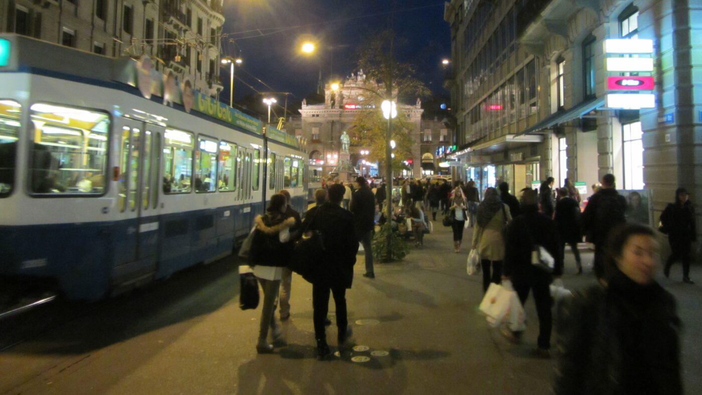 Dürfen künftig auch die Schweizer Ware im Internet zurücksenden? Hier Einkaufsstraße in Zürich.