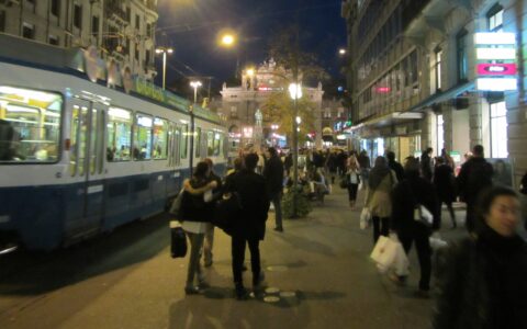 Dürfen künftig auch die Schweizer Ware im Internet zurücksenden? Hier Einkaufsstraße in Zürich.