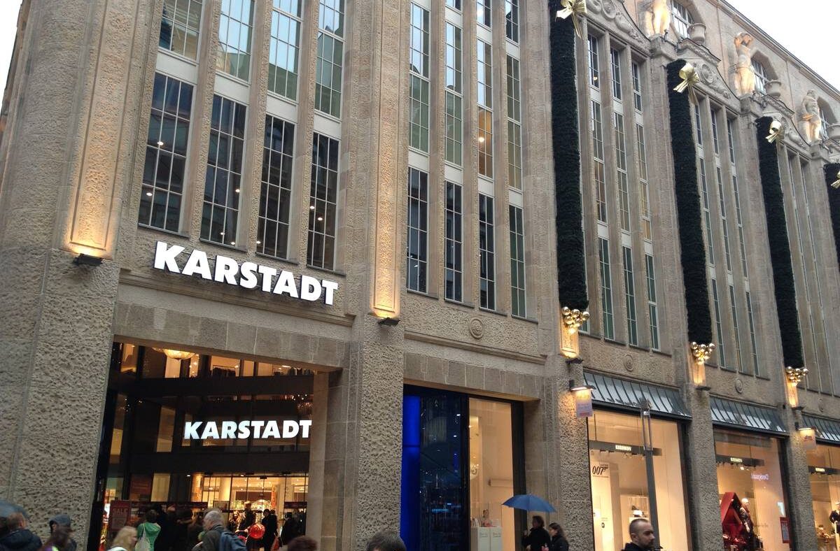 Karstadt in Leipzig mit Weihnachtsschmuck im Oktober