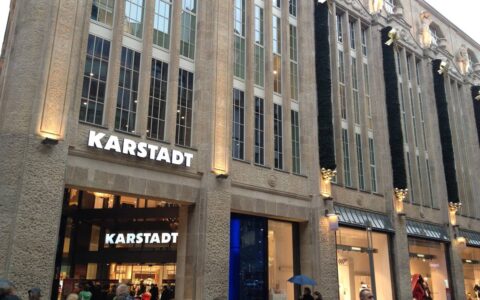 Karstadt in Leipzig mit Weihnachtsschmuck im Oktober