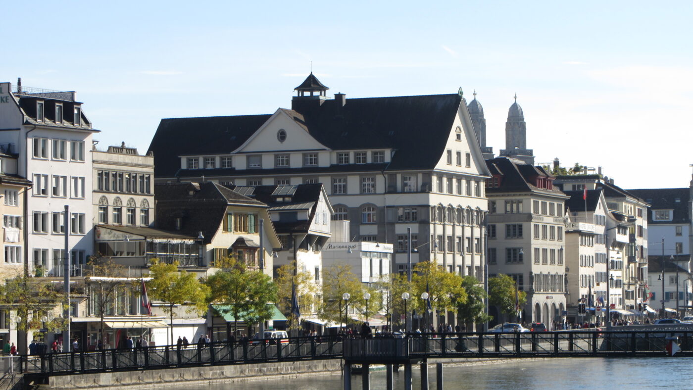 Blick auf die Altstadt von Zürich. Die Schweizer Versicherungslandschaft ist in der Hand von wenigen Unternehmen.