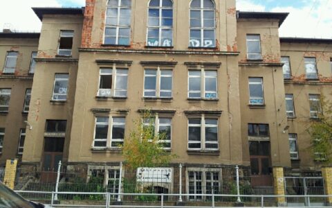 Während in Deutschland mangels Schülern und Geld Schulen geschlossen werden - hier eine in Leipzig - rüstet die Schweiz mit Tablet PCs ihre Schüler auf. In diesem Schulgebäude war links der Eingang für die \"Knaben\", rechts für die Mädchen.