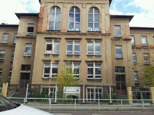 Während in Deutschland mangels Schülern und Geld Schulen geschlossen werden - hier eine in Leipzig - rüstet die Schweiz mit Tablet PCs ihre Schüler auf. In diesem Schulgebäude war links der Eingang für die \"Knaben\", rechts für die Mädchen.