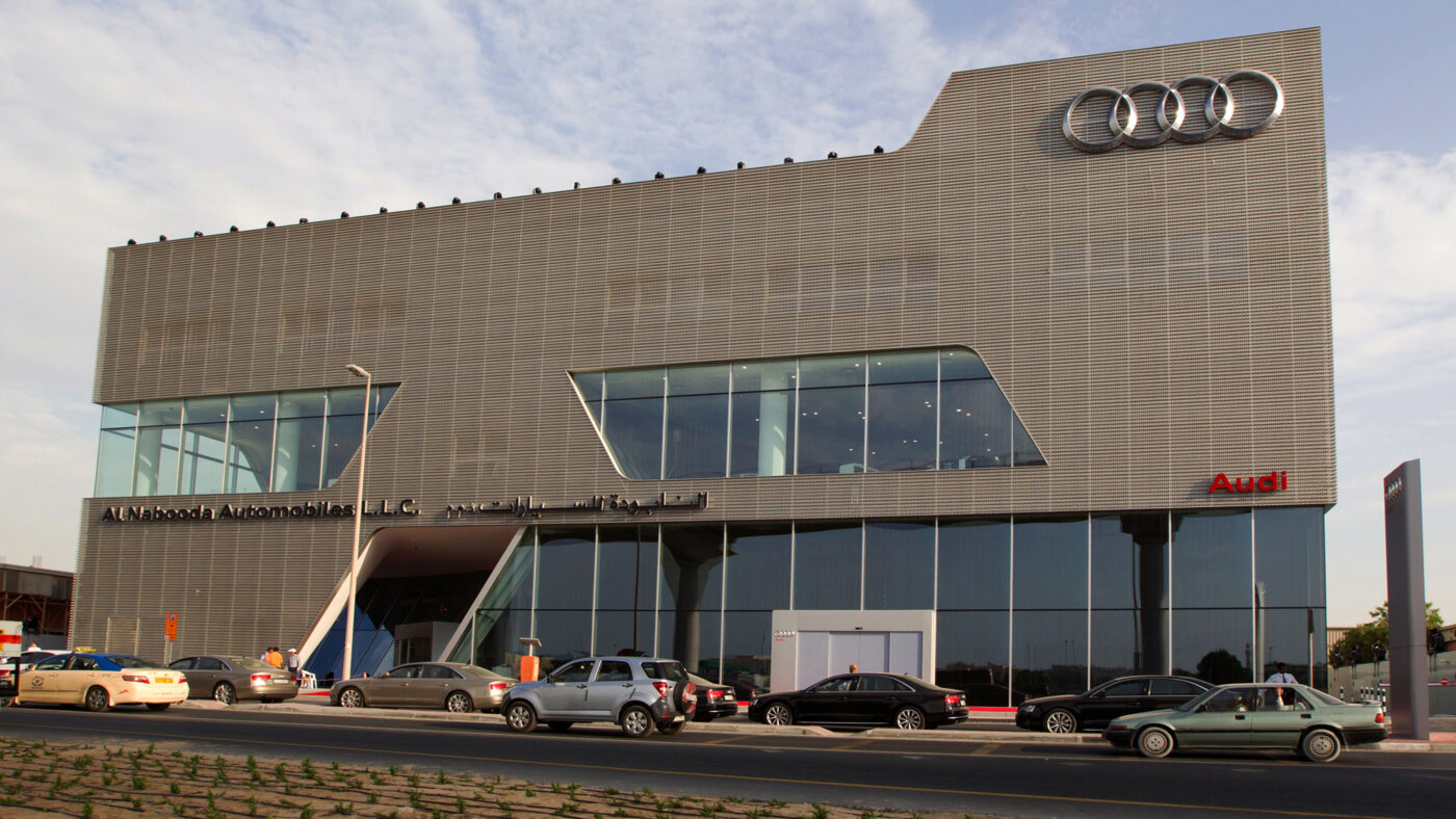 Audi expandiert - in Asien, aber auch in Arabien. In Dubai wurde Ende November 2012 der weltweit größte Audi-Schauraum eröffnet (Foto).