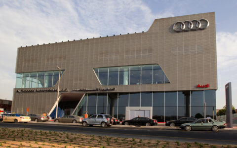 Audi expandiert - in Asien, aber auch in Arabien. In Dubai wurde Ende November 2012 der weltweit größte Audi-Schauraum eröffnet (Foto).