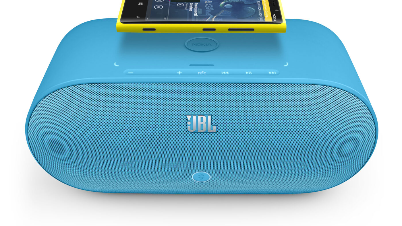 Wem das Handy teuer ist, der kann es absichern. Hier ein Nokia Lumia 920 auf einem Lautsprecher.