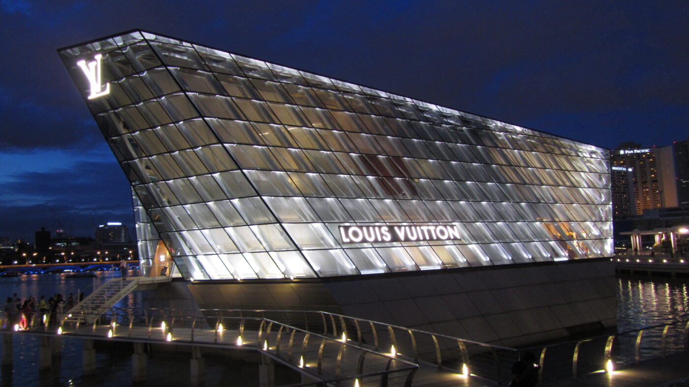 Längst sind auch teure Kleidermarken online manchmal günstiger zu bekommen. Hier der Louis Vuitton Shop in exklusivster Lage in Singapore.