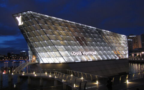 Längst sind auch teure Kleidermarken online manchmal günstiger zu bekommen. Hier der Louis Vuitton Shop in exklusivster Lage in Singapore.