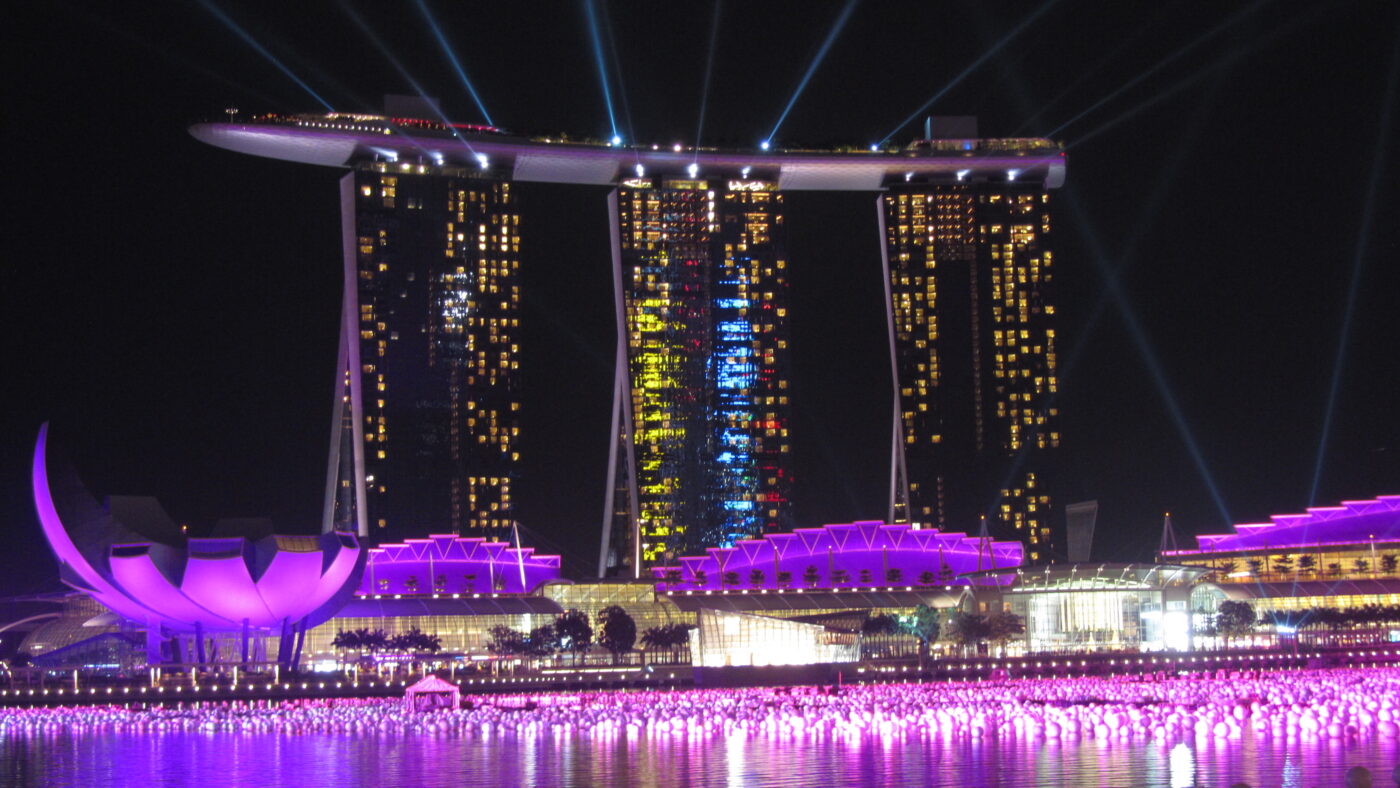 Jeden Abend spektakulär und kostenlos: Die Lasershow im neuen Hotel Marina Bay in Singapore.