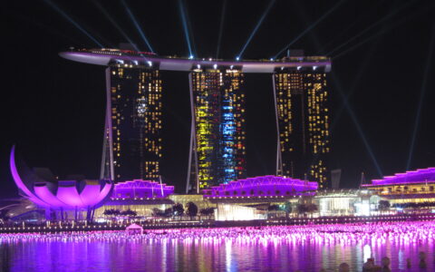 Jeden Abend spektakulär und kostenlos: Die Lasershow im neuen Hotel Marina Bay in Singapore.