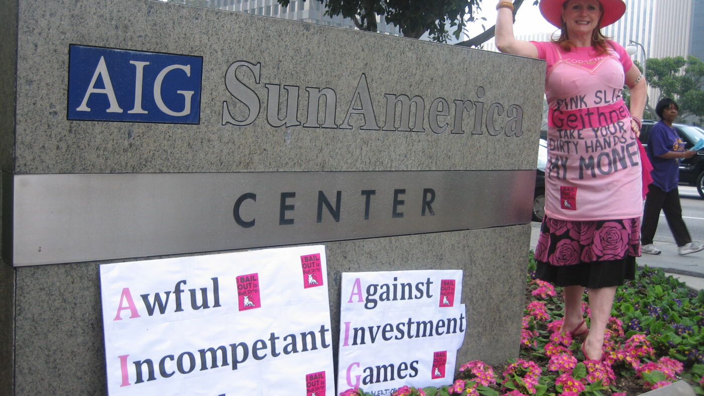 AIG - seit Jahren in der Diskussion. Ohne Steuergelder wäre das Versicherungs-Konglomerat längst in Konkurs gegangen. Hier demonstriert Jodie Evans von der Bürgergruppe CODEPINK gegen die umfangreichen AIG bailout bonuses in Los Angeles im Jahr 2009.