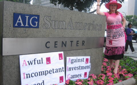 AIG - seit Jahren in der Diskussion. Ohne Steuergelder wäre das Versicherungs-Konglomerat längst in Konkurs gegangen. Hier demonstriert Jodie Evans von der Bürgergruppe CODEPINK gegen die umfangreichen AIG bailout bonuses in Los Angeles im Jahr 2009.