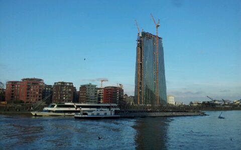 Das neue Hochhaus der Europäischen Zentralbank in Frankfurt am Main Mitte Februar 2013. In einigen Monaten soll der Bau fertig gestellt werden.