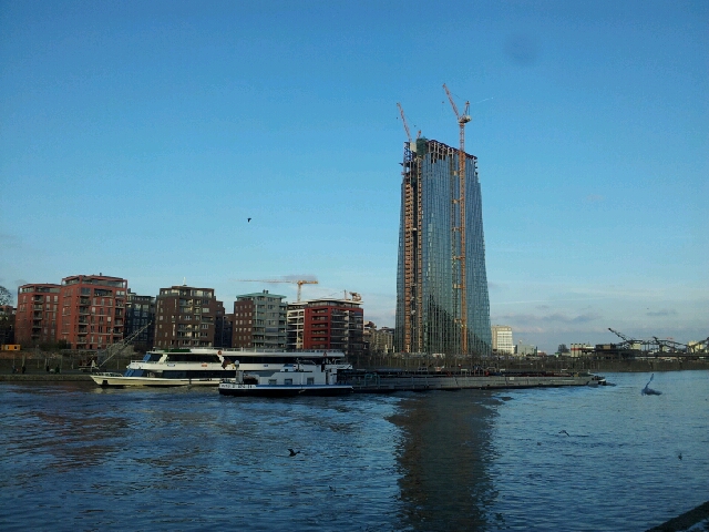 Das neue Hochhaus der Europäischen Zentralbank in Frankfurt am Main Mitte Februar 2013. In einigen Monaten soll der Bau fertig gestellt werden.