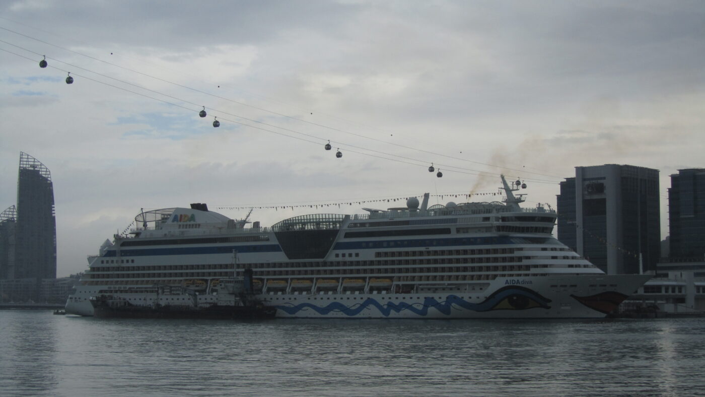 Grundsätzlich sind Kreuzfahrten sicher. Große Aufregung gibt es jedoch, läuft etwas schief. Wie jetzt in der Karibik bei Carnival Cruises. Das Bild zeigt die deutsche Reederei AIDA im Hafen von Singapore.