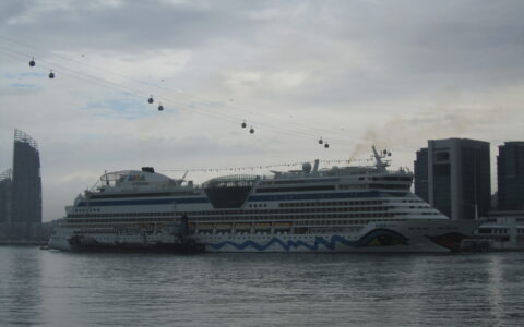 Grundsätzlich sind Kreuzfahrten sicher. Große Aufregung gibt es jedoch, läuft etwas schief. Wie jetzt in der Karibik bei Carnival Cruises. Das Bild zeigt die deutsche Reederei AIDA im Hafen von Singapore.