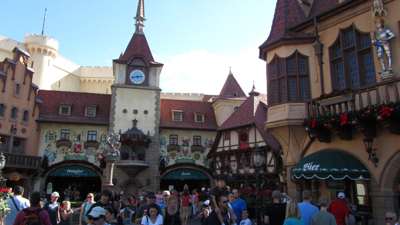 Disney-Parks - ein Spass für Jung und Alt: Unter zehn Stunden am Tag kommt fast keiner wieder raus. Hier der 1982 von Disney eröffnete Epcot Theme Park in Orlando, Florida.