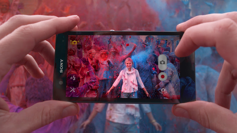 Sony bewirbt sein Handy auf unterschiedlichste kreative Weise. Hier wird es im Rahmen eines indischen Festes inszeniert.