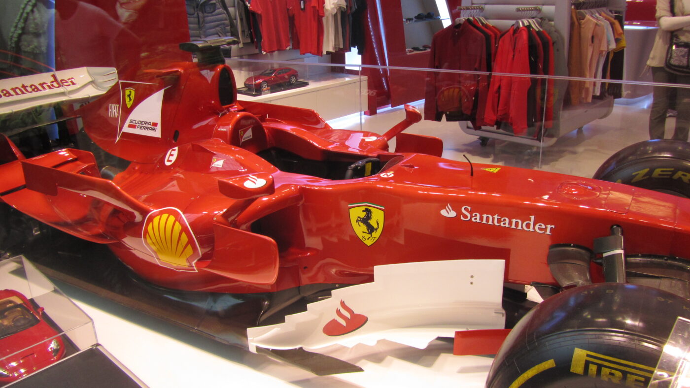 Ferrari macht es vor: Hier mit einem Ferrari-Shop in der Shopping Mall des im Jahr 2010 eröffneten Hotels Marina Bay Sands in Singapore.