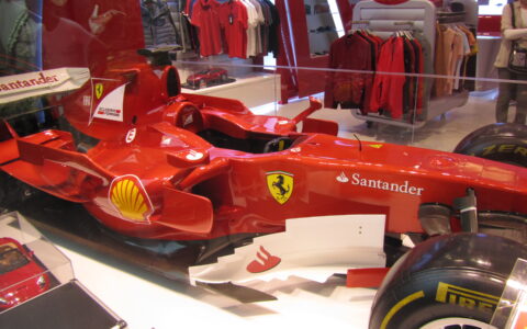 Ferrari macht es vor: Hier mit einem Ferrari-Shop in der Shopping Mall des im Jahr 2010 eröffneten Hotels Marina Bay Sands in Singapore.