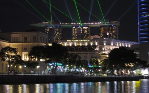 Je mehr der deutsche Staat seine Bürger mit Steuern und Abgaben beklaut, desto mehr Bürger suchen, dieser Wegelagerei zu entkommen. Beliebt ist als Steueroase beispielsweise Singapur.