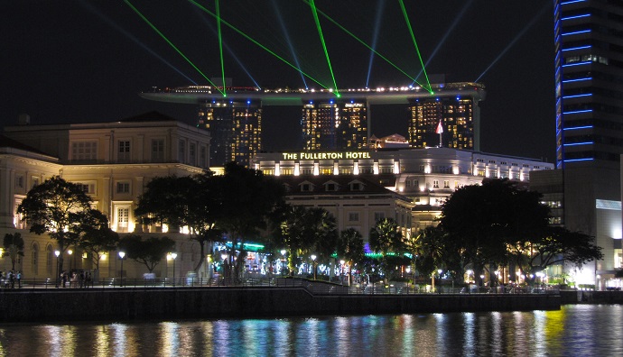 Je mehr der deutsche Staat seine Bürger mit Steuern und Abgaben beklaut, desto mehr Bürger suchen, dieser Wegelagerei zu entkommen. Beliebt ist als Steueroase beispielsweise Singapur.