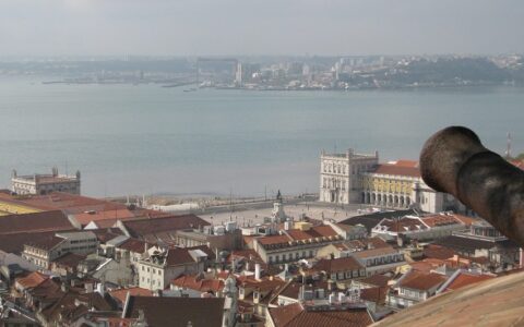 Die portugiesische Hauptsadt Lissabon sieht sich unter internationalem Druck. Rechts: Mit solchen Kanonen hatte Portugal vor Jahrhunderten Völker unterjocht. Doch die Kolonialzeit ist lange vorbei. Was bleibt ist die Erinnerung an alten Glanz.