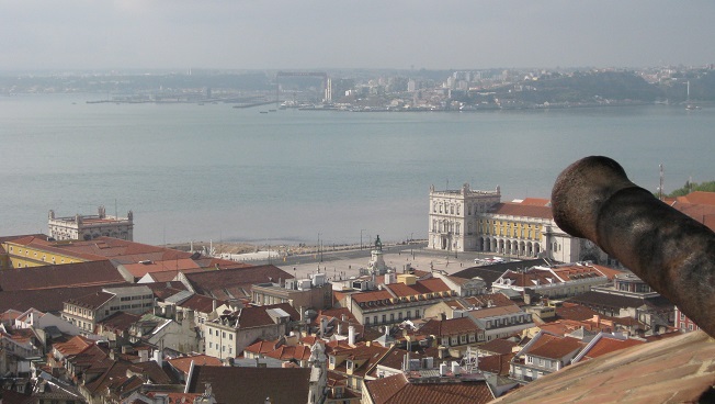 Die portugiesische Hauptsadt Lissabon sieht sich unter internationalem Druck. Rechts: Mit solchen Kanonen hatte Portugal vor Jahrhunderten Völker unterjocht. Doch die Kolonialzeit ist lange vorbei. Was bleibt ist die Erinnerung an alten Glanz.