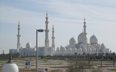 Weltweit gehört die Große Moschee von Abu Dhabi zum edelsten im Reich der Muslime. Alleine ihr Bauwert dürfte in die Milliarden Euro gehen.
