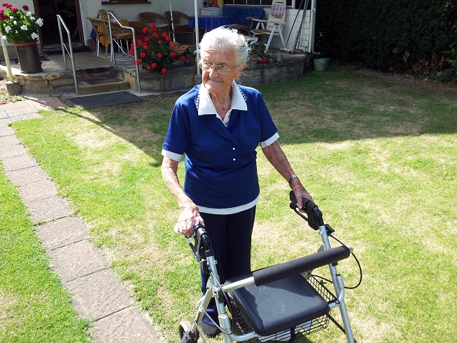 Deutschland wird immer älter. Hier eine 101 Jahre alte Frau aus Maxdorf, geboren 1911. Kaum vorstellbar, dass die Anzahl der Arztbesuche da sinken soll. Wirbel um eine neue Studie.
