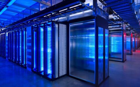 Server-Raum von Facebook. Hier wird alles von allen bis in alle Ewigkeit gespeichert.
