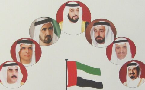 Die Herren wissen wie man sich hierarchisch in Szene setzt: Die Herrscher der Vereinigten Arabischen Emirate. Der Scheich ganz oben ist der mit absolutistischer Macht ausgestattete Monarch von Abu Dhabi. Links darunter ist der Herrscher von Dubai abgebildet.