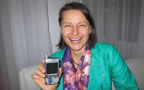 Dr. Gabriele Alpers aus Karlsruhe zeigt stolz ihr palmOne treo aus dem Jahr 2003.