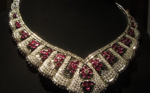 Egal was die Großspekulanten mal wieder treiben. Goldschmuck wird immer einen hohen Wert haben. Damit überlebten in Jahrtausenden Familien und Herrscherhäuser die Krisen dieser Welt.
