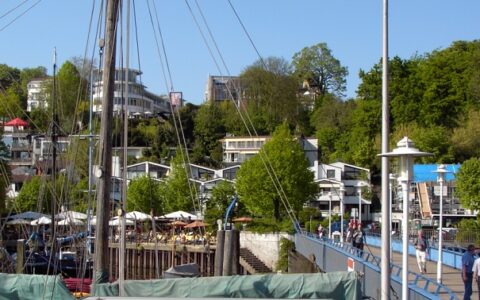 Hamburg gilt als Geburtsstadt der Idee, Mitfahrten über eine Zentrale zu organisieren. Erst das Internet macht es für fast alle Bewohner der rund 12.000 deutschen Gemeinden möglich, Mitfahrgelegenheiten fast überall selbständig zu organisieren.