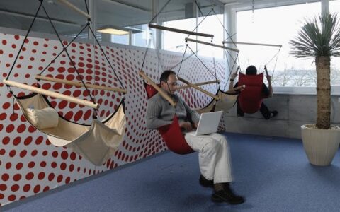 Ein Google-Entwickler in der Google-Depandance in Zürich: Schaukeln für die Kreativität.