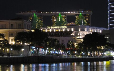 Trotz der Vielzahl an Hotels weltweit gibt es viele Luxushotels. Hier das Marina Bay Sands sowie das Fullerton Hotel in Singapore.