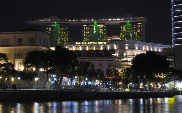 Trotz der Vielzahl an Hotels weltweit gibt es viele Luxushotels. Hier das Marina Bay Sands sowie das Fullerton Hotel in Singapore.