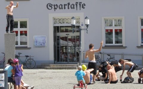 Deutschland glänzt mit niedriger Jugendarbeitslosigkeit, in Griechenland oder Portugal leiden 60 Prozent der Jugendlichen unter Joblosigkeit.