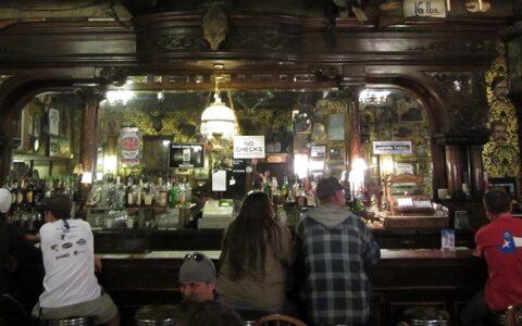 Konsum auf Kredit: In den USA ist das Alltag. Hier eine der drei ältestens Bars in den USA - aus dem Jahr 1870 in den Rocky Montains.