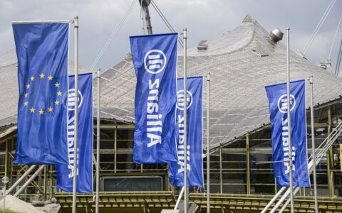 Flaggen des Konzerns wehen im Wind im Olympiazentrum München anlässlich der Hauptversammlung 2013.