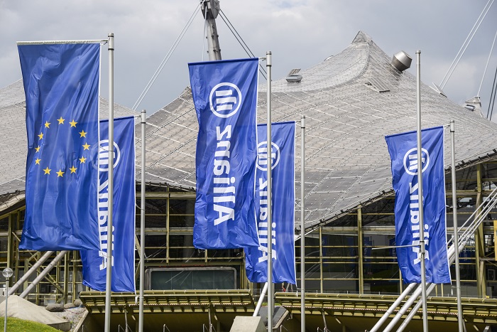 Flaggen des Konzerns wehen im Wind im Olympiazentrum München anlässlich der Hauptversammlung 2013.