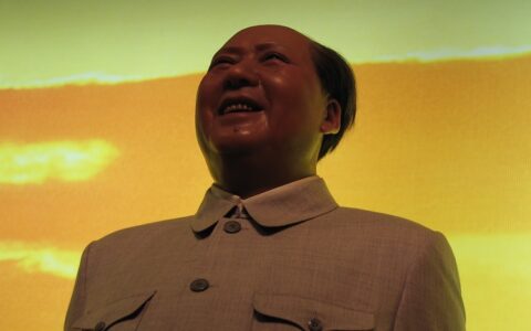 Mao Tse-tung zerstörte im Rahmen seiner chinesischen Kulturrevolution unermessliche antike Kulturgüter und löschte Millionen von Menschenleben aus. Dennoch wird er bis heute von vielen Chinesen als Staatsgründer verehrt.