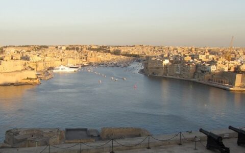 Weltberühmte Hafenansicht von Valletta hinüber nach Cottonera. Im Bild die beiden Festungen der Hafenzungen Birgu und Isla (von links).