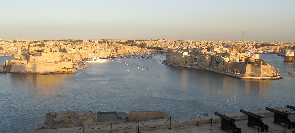 Weltberühmte Hafenansicht von Valletta hinüber nach Cottonera. Im Bild die beiden Festungen der Hafenzungen Birgu und Isla (von links).