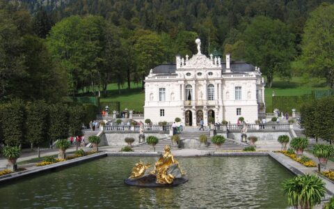 Neben Geschäftsreisenden gehören Touristen zu den wichtigsten Gästen in Hotels. Besonders beliebt bei Touristen ist neben Berlin die bayerische Hauptstadt München. Für viele ist das Ausgangspunkt zu einer Schlössertour in Bayern. Besonders beliebt: Traumschlösser von König Ludwig II. Hier Schloss Linderhof.