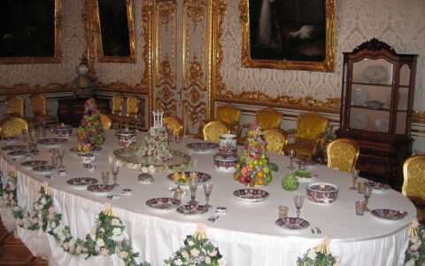 Die reichen Russen sollen wieder mehr investieren. Hier der private Esstisch von Katharina der Großen von Russland im Schloss in St. Petersburg.