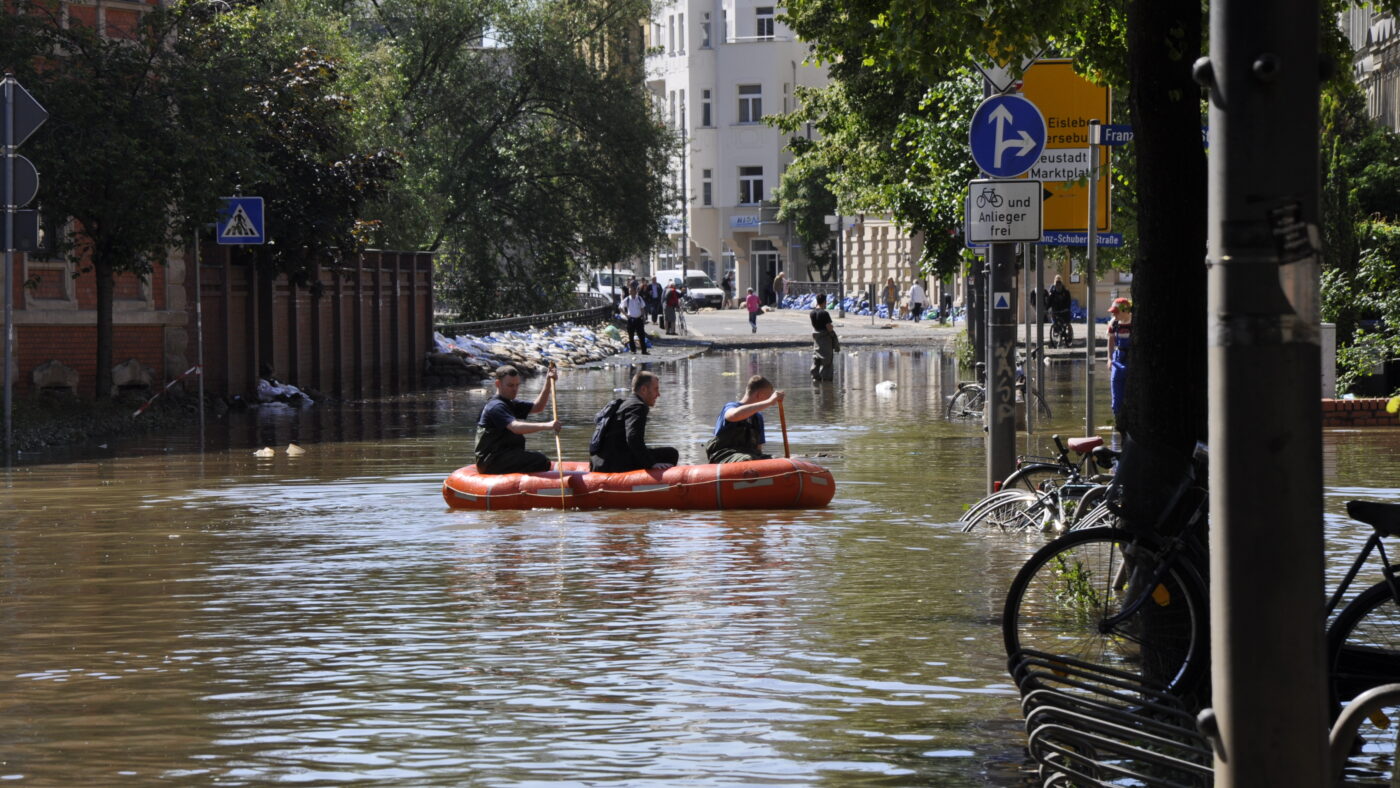 Wenn die Flut kommt drohen teure Schäden an Haus und Flur.