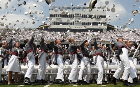 Kadetten-Absolventen der United States Military Academy at West Point, New York, feiern die bestandene Abschlussprüfung.